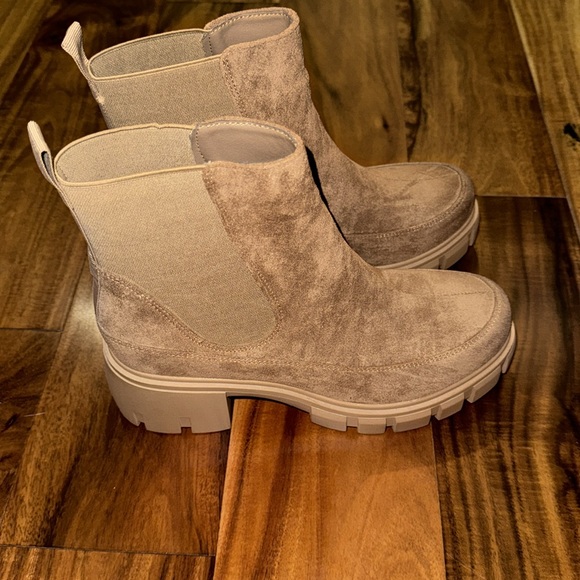 Boots - Picture 5 of 6